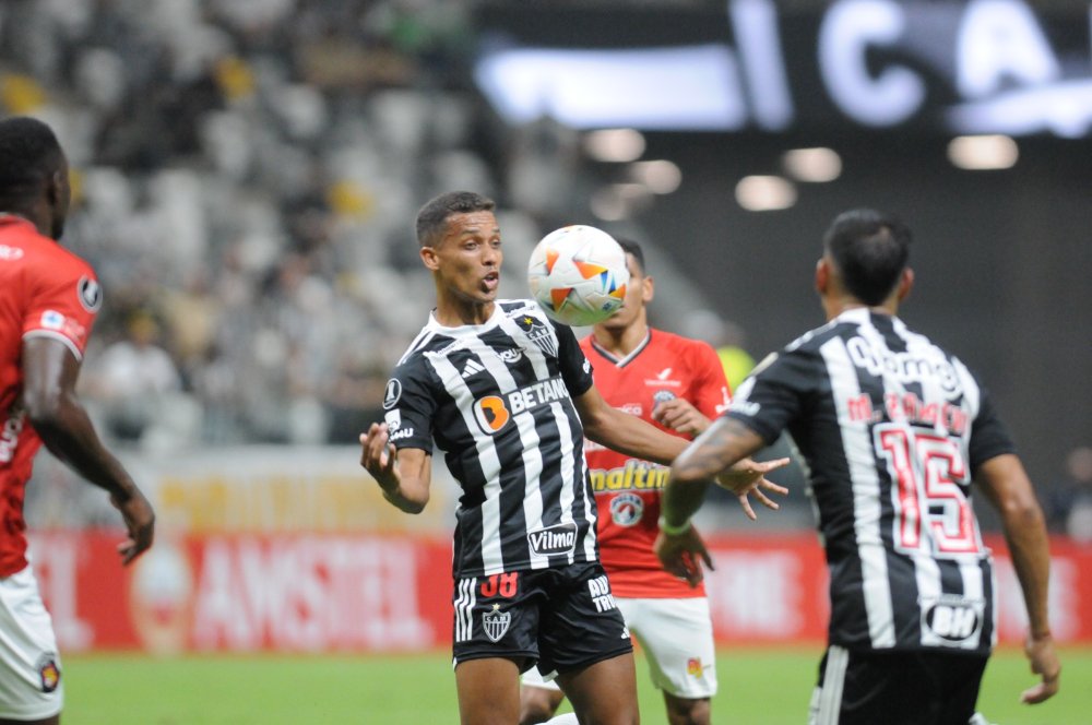Atlético venceu o Caracas sem dificuldades e garantiu liderança do Grupo G da Libertadores (foto: Alexandre Guzanshe/EM/D.A Press)