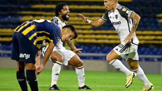 Jogadores do Atlético, Paulinho e Otávio festejam gol contra o Rosario Central (foto: Marcelo Manera/AFP)