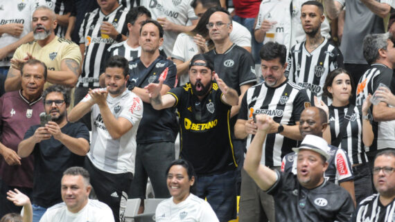 Torcedores do Atlético na Arena MRV, durante vitória sobre o Caracas (foto: Alexandre Guzanshe/EM/D.A Press)