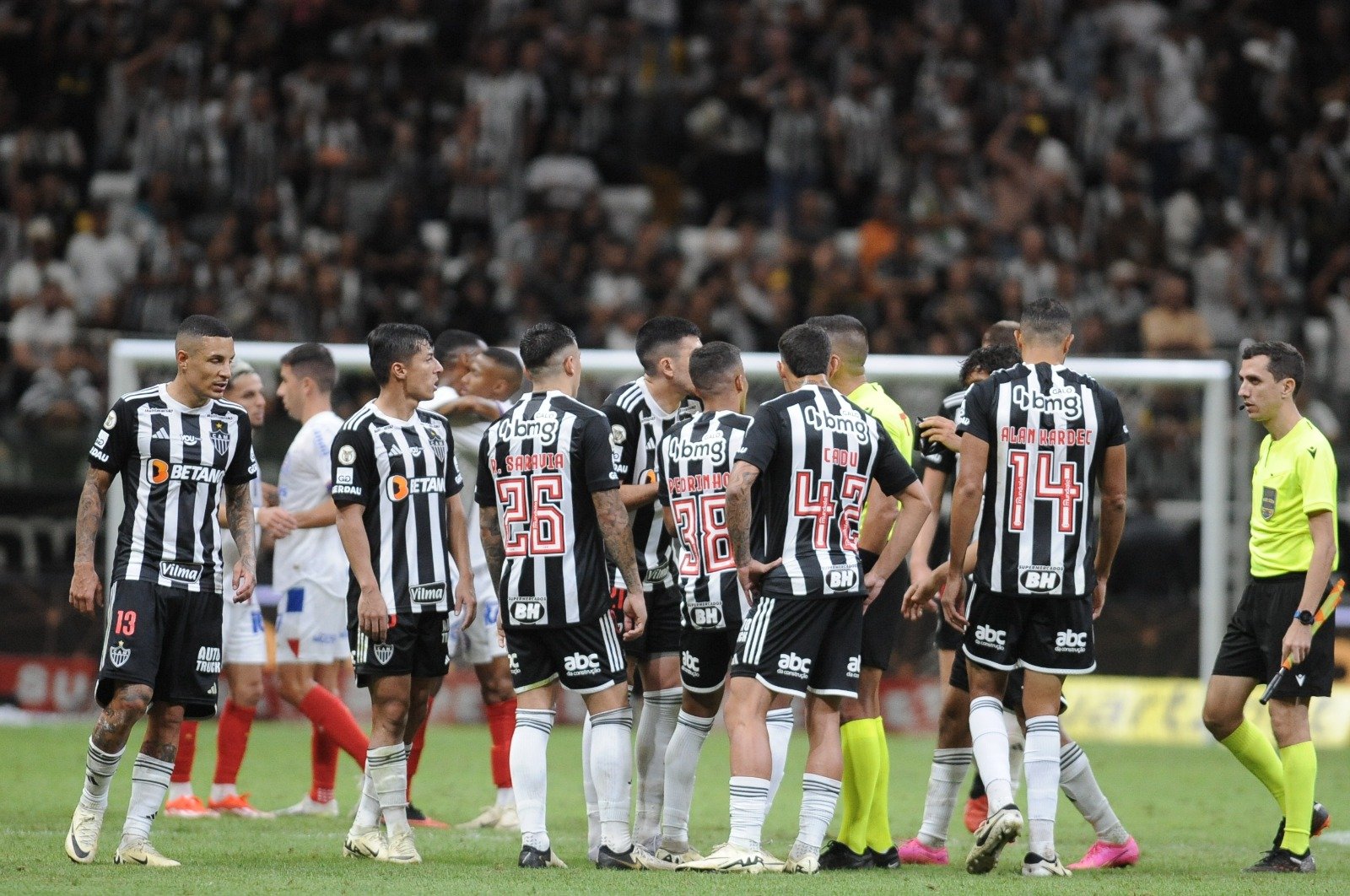 Jogadores do Atlético durante duelo com Bahia na Arena MRV (foto: Alexandre Guzanshe/EM/D.A Press)
