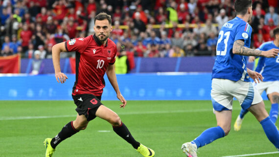 Nedim Bajrami foi o autor do gol da Albânia (foto: Alberto PIZZOLI / AFP)
