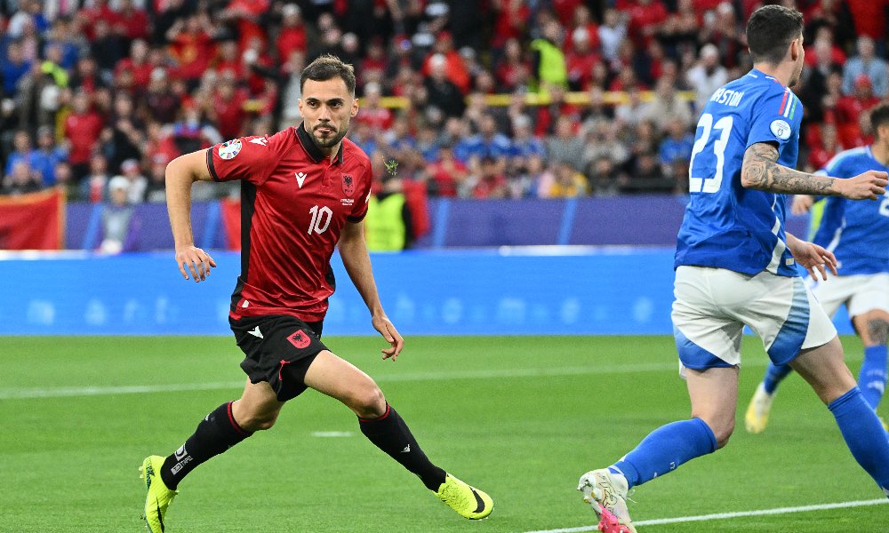 Nedim Bajrami foi o autor do gol da Albânia (foto: Alberto PIZZOLI / AFP)