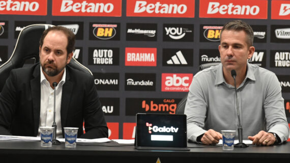 Bruno Muzzi e Victor Bagy, dirigentes do Atlético, em entrevista coletiva na Arena MRV (foto: Leandro Couri/EM/DA.Press)
