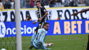 Paulinho marca para o Atlético em empate com o Atlético-GO na Arena MRV - Crédito: 