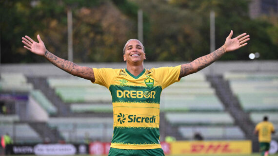 Deyverson comemora gol pelo Cuiabá na Copa Sul-Americana (foto: Federico Parra/AFP)