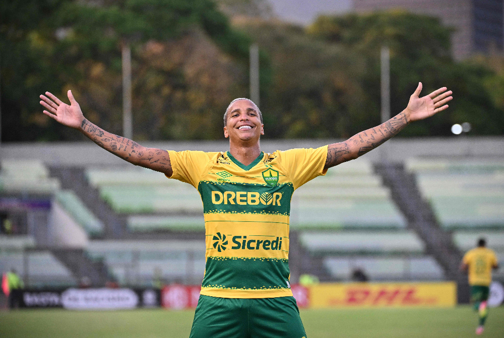 Deyverson comemora gol pelo Cuiabá na Copa Sul-Americana - (foto: Federico Parra/AFP)