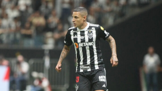 Guilherme Arana, do Atlético, em ação diante do São Paulo na Arena MRV (foto: Edésio Ferreira/EM/D.A Press)