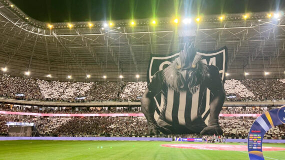 Mosaico de torcedores do Atlético antes de jogo contra o São Paulo, pela Copa do Brasil, na Arena MRV (foto: Edésio Ferreira/EM/D.A Press)