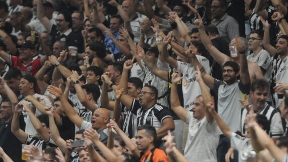 Torcedores do Atlético durante duelo contra o Grêmio na Arena MRV (foto: Alexandre Guzanshe/EM/D.A Press)