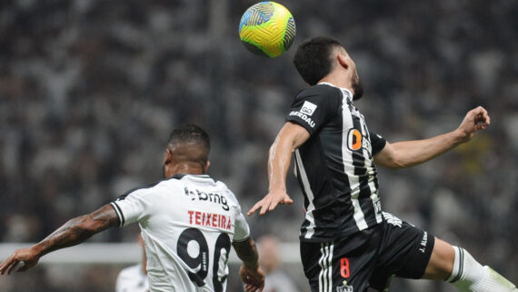 Alonso em disputa de bola durantes Atlético x Vasco (foto: Alexandre Guzanshe/EM/DA.Press)