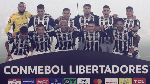 Jogadores do Atlético reunidos antes do jogo contra o River (foto: Alejandro PAGNI / AFP)