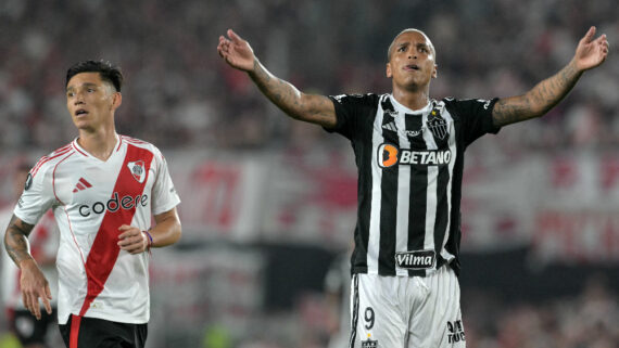 Deyverson em ação durante confronto entre River Plate e Atlético pela Libertadores (foto: Juan Mabromata/AFP)