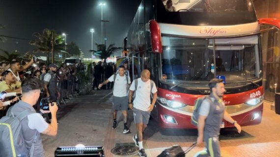 Delegação do Atlético chegou ao hotel no Rio às 19h03 (foto: Lucas Bretas/No Ataque)