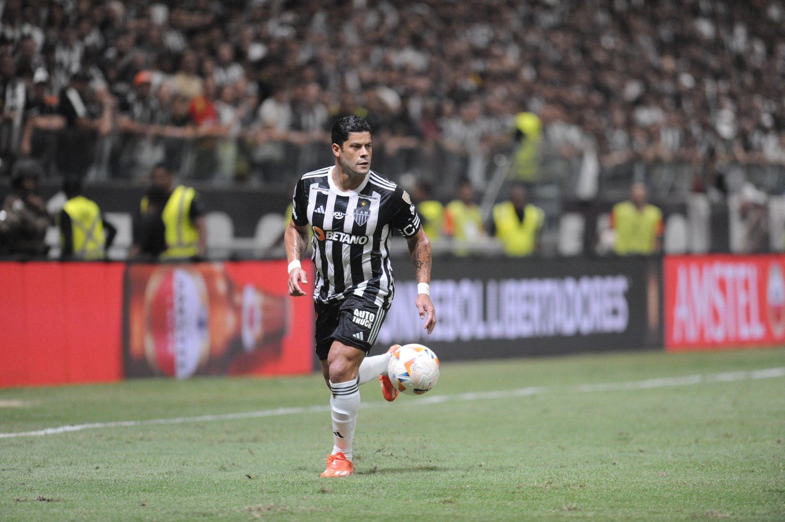 Hulk em ação pelo Atlético durante duelo contra o Fluminense na Arena MRV (foto: Alexandre Guzanshe/EM/D.A Press)