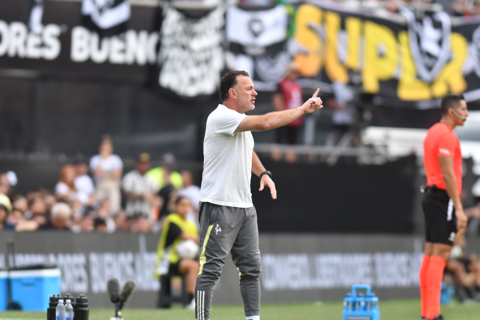 Milito, do Atlético (foto: Alexandre Guzanshe/EM/D.A Press)