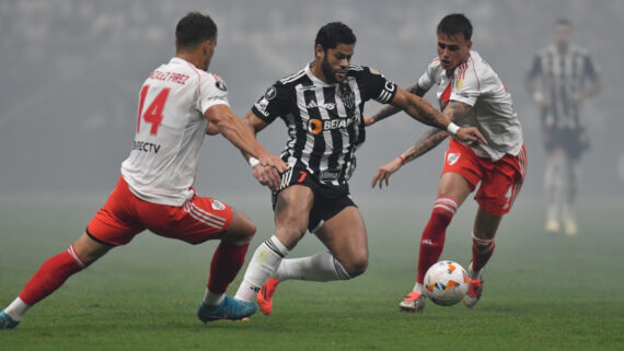 Hulk durante Atlético x River (foto: Alexandre Guzanshe/EM/DA.Press)