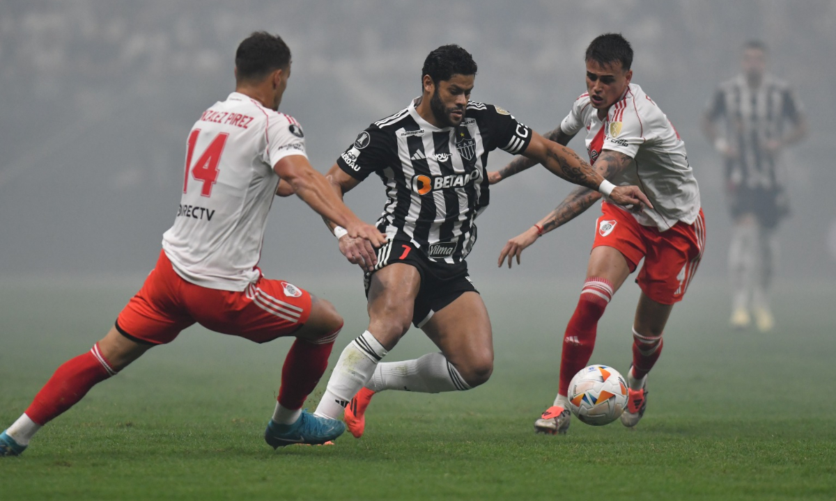 Hulk durante Atlético x River - (foto: Alexandre Guzanshe/EM/DA.Press)