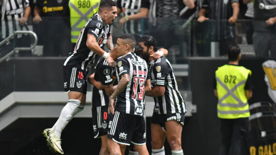 Jogadores do Atlético comemoram gol contra o River (foto: Alexandre Guzanshe/EM/DA.Press)