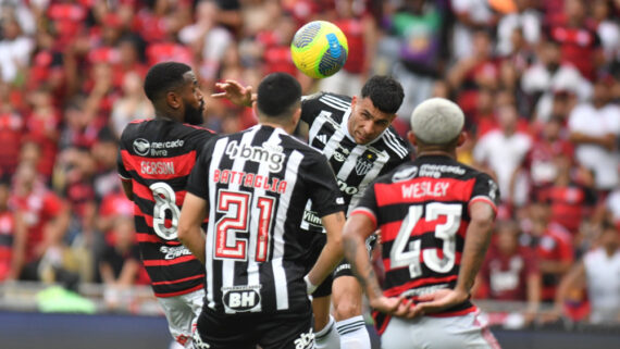 Atlético não conseguiu segurar o Flamengo no Maracanã (foto: Alexandre Guzanshe/EM D.A Press)