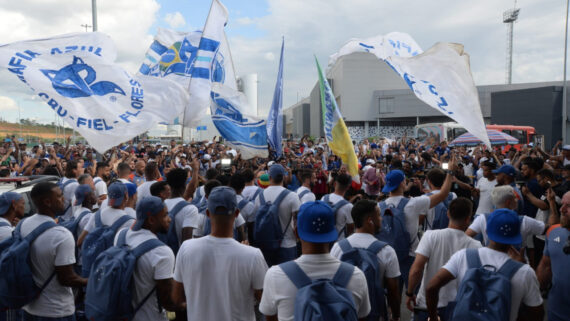 Festa da torcida do Cruzeiro no aeroporto de Confins (foto: Túlio Santos / EM / D.A. Press)