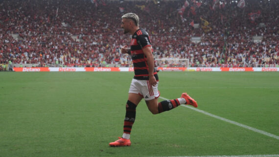 Arrascaeta comemora gol pelo Flamengo contra o Atlético (foto: Alexandre Guzanshe/EM/DA.Press)