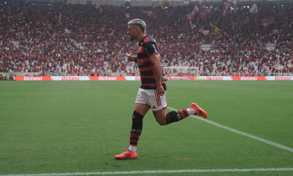 Arrascaeta comemora gol pelo Flamengo contra o Atlético (foto: Alexandre Guzanshe/EM/DA.Press)