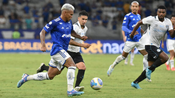 Jogadores do Cruzeiro e Grêmio no Mineirão (foto: Ramon Lisboa/EM D.A Press)