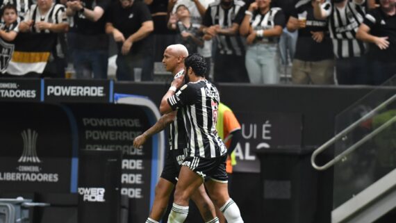 Deyverson e Hulk conversando na Arena MRV (foto: Alexandre Guzanshe/EM/DA.Press)