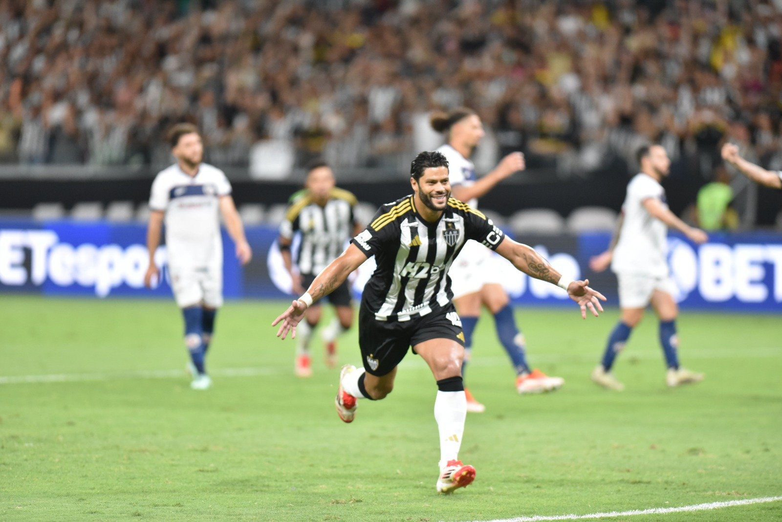 Hulk comemora gol pelo Atlético sobre o Itabirito (foto: Ramon Lisboa/EM/D.A Press)
