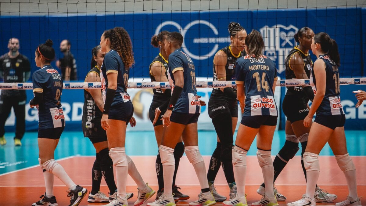 Times de Praia Clube e Alianza Lima se cumprimentam após vitória do time peruano (foto: Caio Campos/MTC)