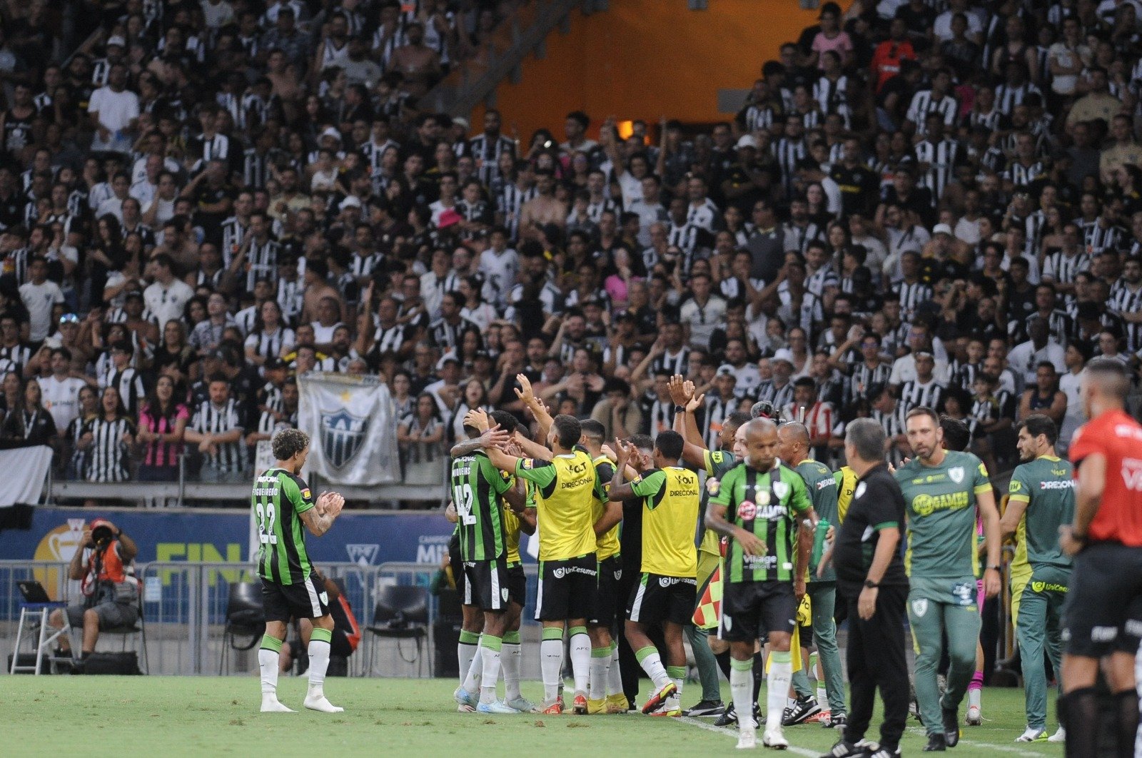 Jogadores do América comemoram gol (foto: Alexandre Guzanshe/EM/D.A Press)