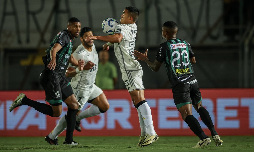 Lance do jogo de ida entre Maringá e Atlético (foto: Pedro Souza/Atlético)