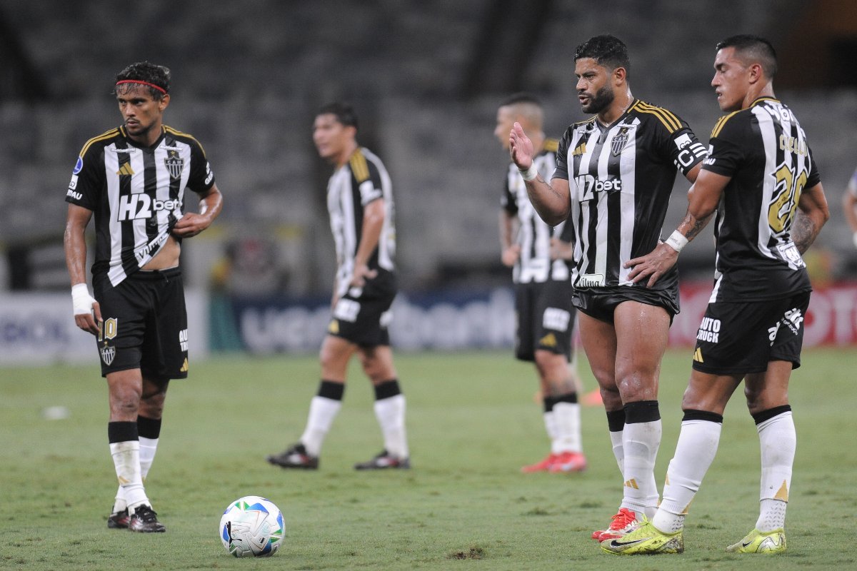Jogadores do Atlético, Hulk, Cuello e Gustavo Scarpa se preparam para cobrança de falta em jogo no Mineirão (foto: Alexandre Guzanshe/EM/D.A)