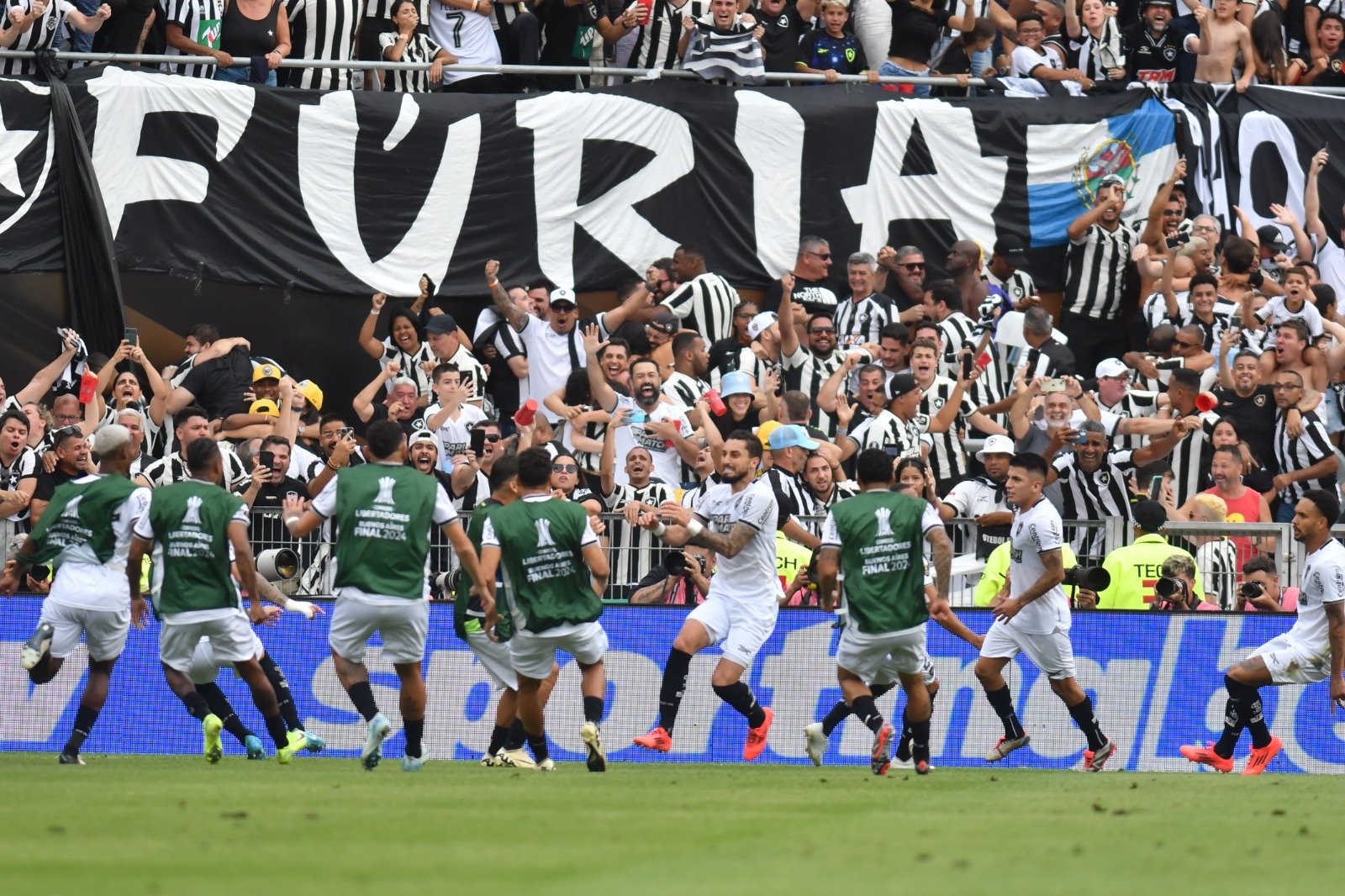 Jogadores do Botafogo comemoram gol sobre o Atlético (foto: Alexandre Gusanzhe/EM/D.A Press)