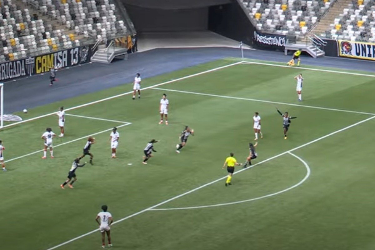 Jogadoras do Atlético comemoram gol contra o Vitória na Arena MRV (foto: Reprodução/GaloTV)
