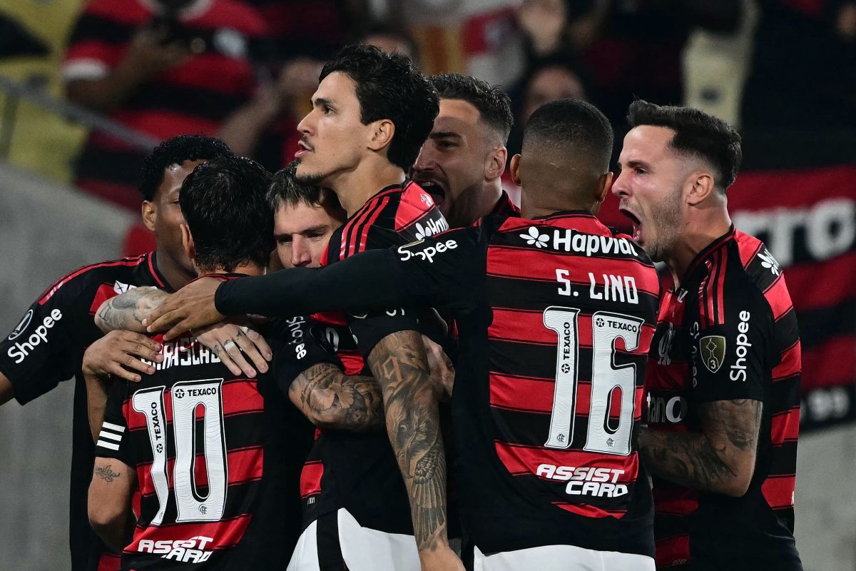Jogadores do Flamengo comemoram gol em partida da Libertadores (foto: Pablo PORCIUNCULA/AFP)