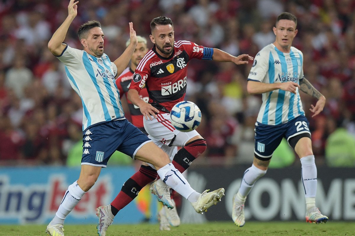 Lance do jogo entre Flamengo e Racing pela Libertadores de 2023 - (foto: ALEXANDRE LOUREIRO/AFP - 8/6/2023)