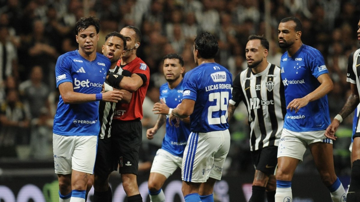 Jogadores de Atlético e Cruzeiro discutem durante clássico na Arena MRV - (foto: Alexsandre Guzanshe/EM/DA.Press)