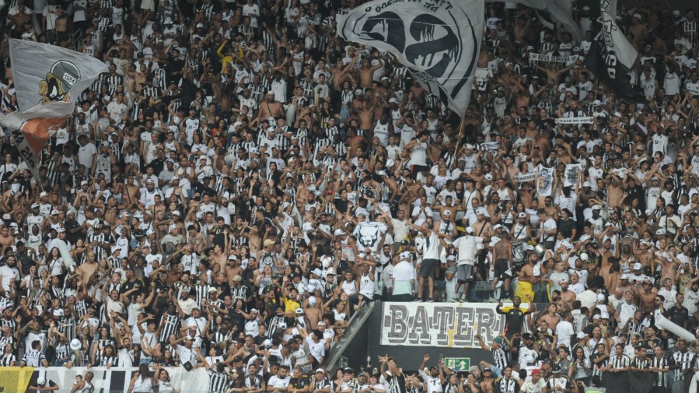 Torcida do Atlético durante clássico contra o Cruzeiro, na Arena MRV (foto: Alexandre Guzanshe/EM/D.A Press)