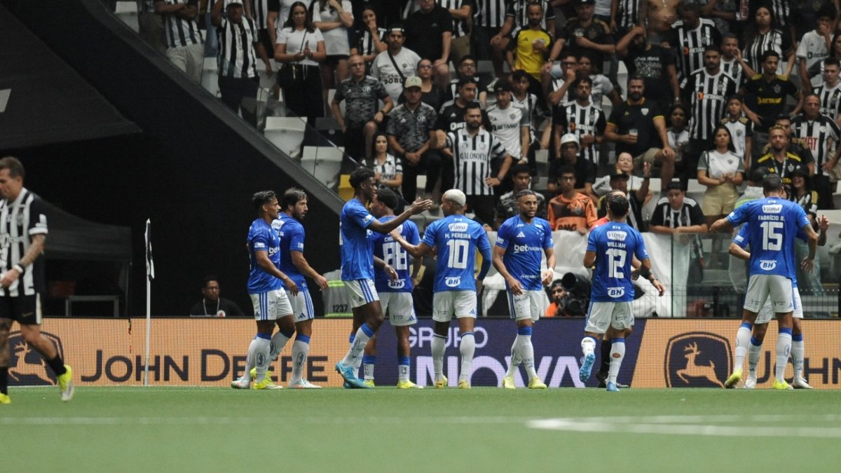 Jogadores do Cruzeiro comemoram gol sobre o Atlético - (foto: Alexsandre Guzanshe/EM/DA.Press)