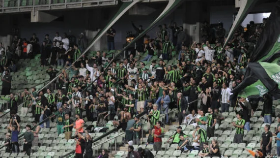 Torcida do América durante clássico com Atlético no Independência (foto: Alexandre Guzanshe/EM/D.A. Press)