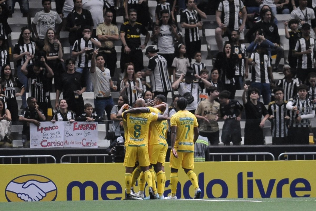 Jogadores do Bucaramanga comemoram gol contra o Atlético na Arena MRV (foto: Alexandre Guzanshe/EM/D.A Press)