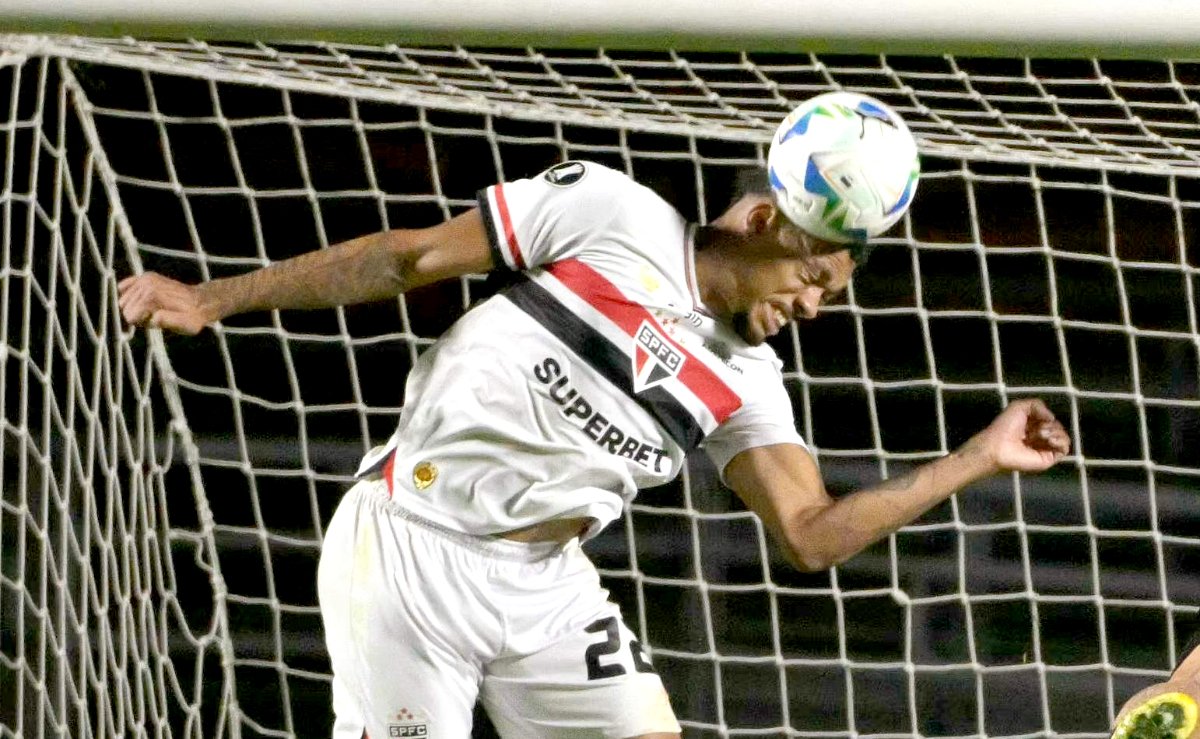 Ruan Tressoldi, novo zagueiro do Atlético, em ação pelo São Paulo (foto: Nelson Almeida/AFP)