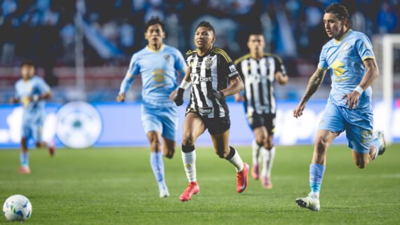 ChatGPT prevê jogo dramático e final surpreendente 1 Rony conduz a bola durante duelo entre Atlético e Bolívar (foto: Pedro Souza/Atlético)