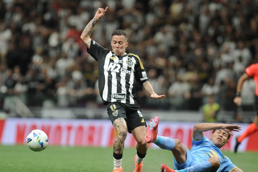 Bernard disputa bola durante Atlético x Bolívar (foto: Alexandre Guzanshe/EM/DA.Press)