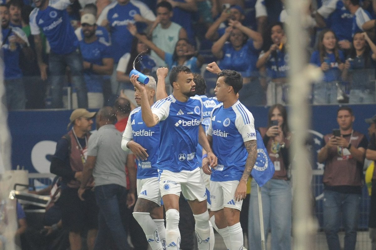 Jogadores do Cruzeiro durante jogo no Mineirão (foto: Alexandre Guzanshe/EM/DA.Press)