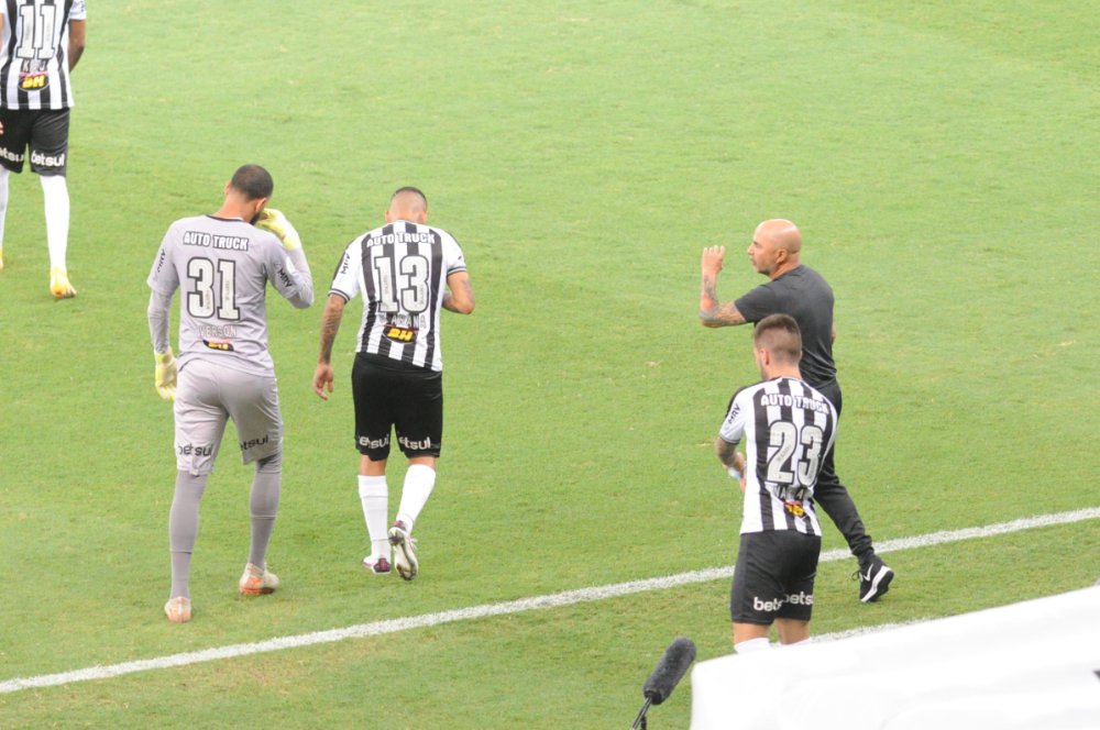 Sampaoli (de preto) orienta Everson e Guilherme Arana (à esquerda, de costas) durante jogo do Atlético em 2020 - (foto: Alexandre Guzanshe/EM/D.A Press)