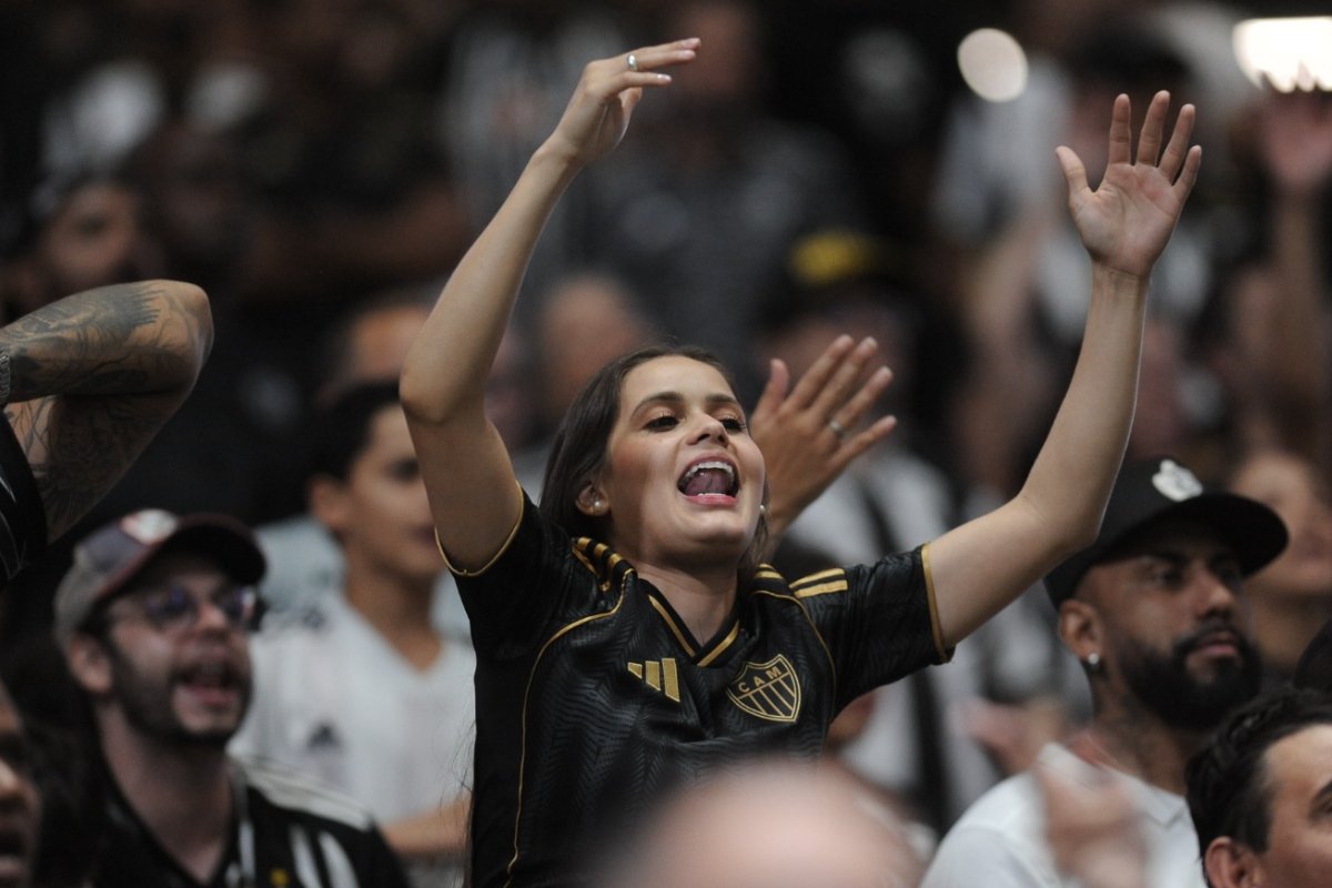 Torcedora do Atlético na Arena MRV (foto: Alexandre Guzanshe/EM/D.A. Press)