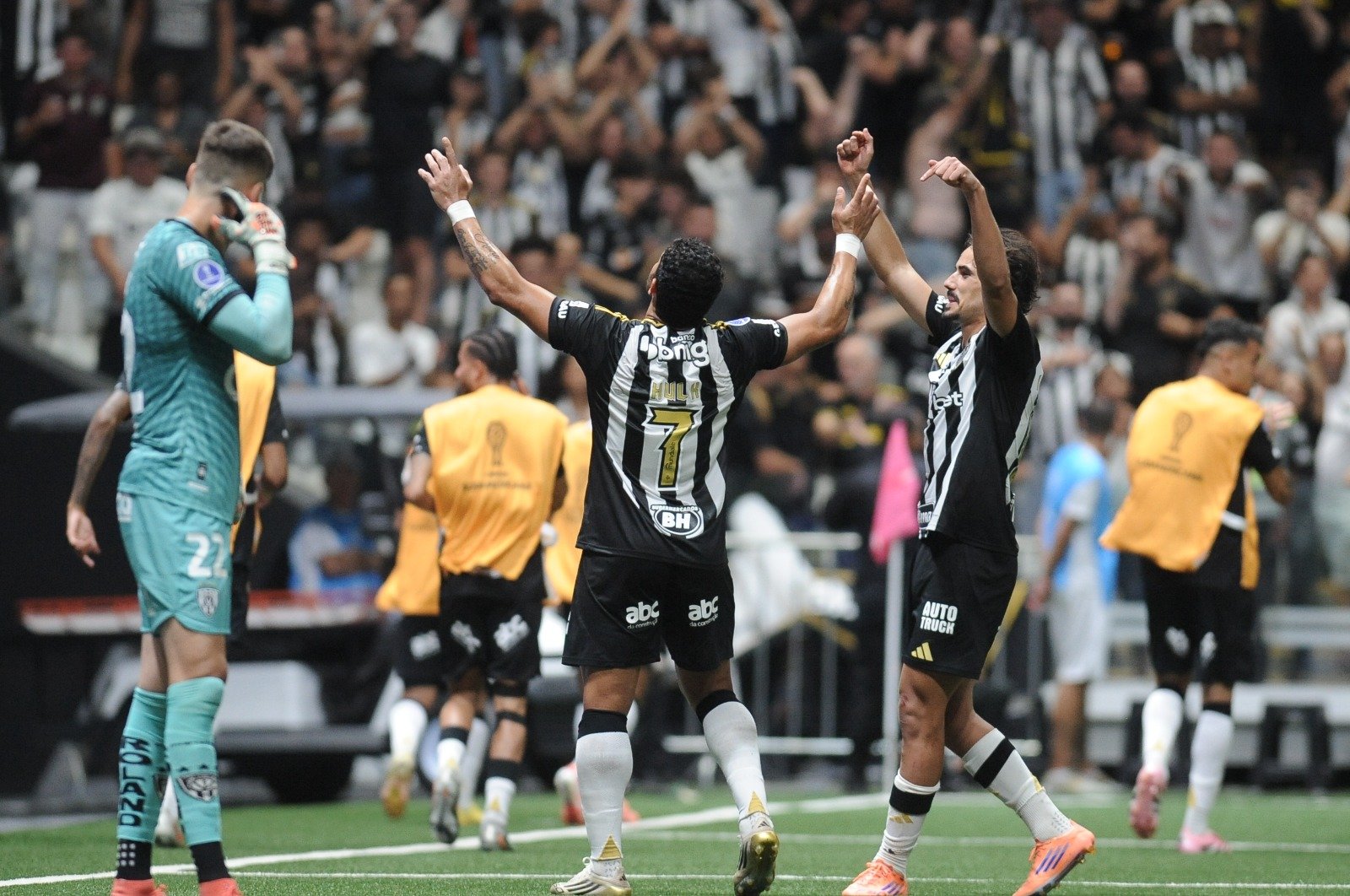 Jogadores do Atlético comemoram gol sobre o Del Valle (foto: Alexandre Guzanshe/EM/DA.Press)