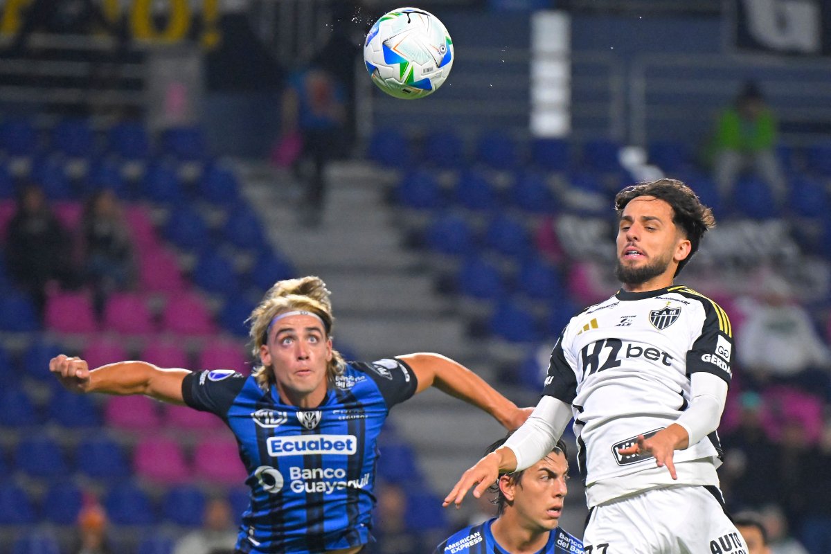 Lance do jogo entre Atlético e Independiente del Valle 